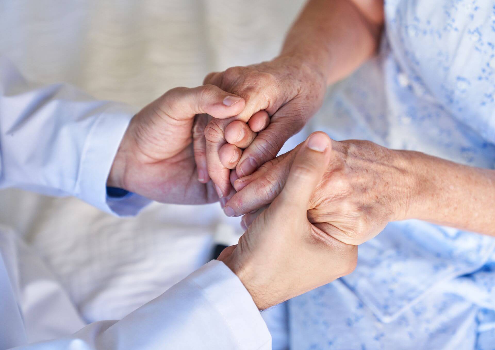 Jakie są obowiązki opiekuna osób starszych? Kto może nim zostać i jakie wymagania trzeba spełniać