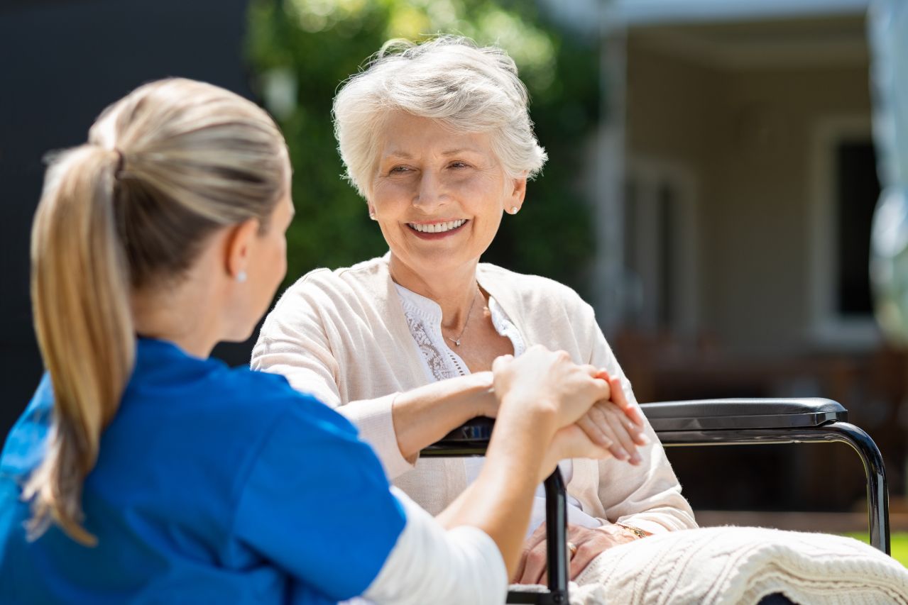 Krótkoterminowa opieka nad osobami starszymi za granicą – czy jest możliwa i jak wygląda? 