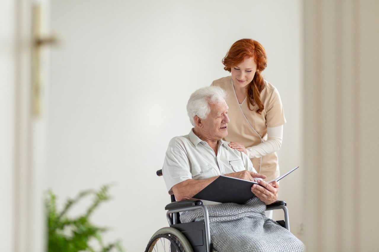 Ile trzeba mieć lat, aby pracować jako opiekun osób starszych za granicą? - zdjęcie