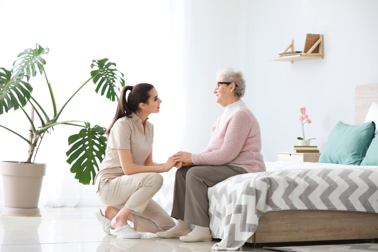 Jakie informacje należy przekazać opiekunowi zajmującego się seniorem?